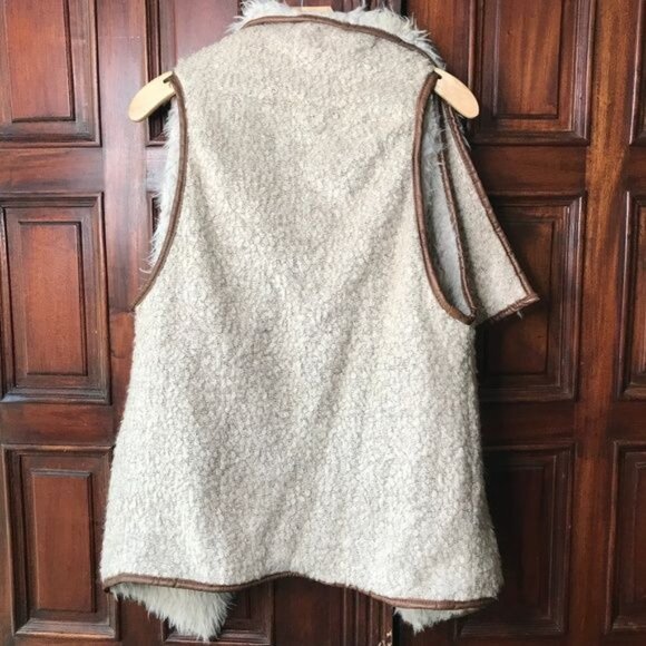 Romeo and Juliet Faux Fur Vest Sz L - Picture 3 of 7